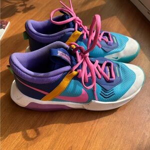 BIG KIDS’ NIKE AIR ZOOM CROSSOVER BASKETBALL SHOES - Sz 6.5Y or 8 Womens